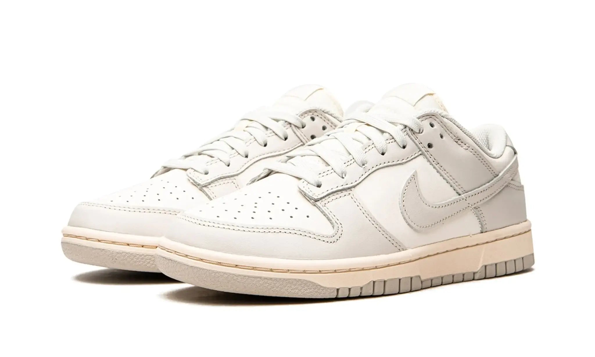 Tênis Nike Dunk Low Feminino "Light Bone" Cinza - DD1503-107