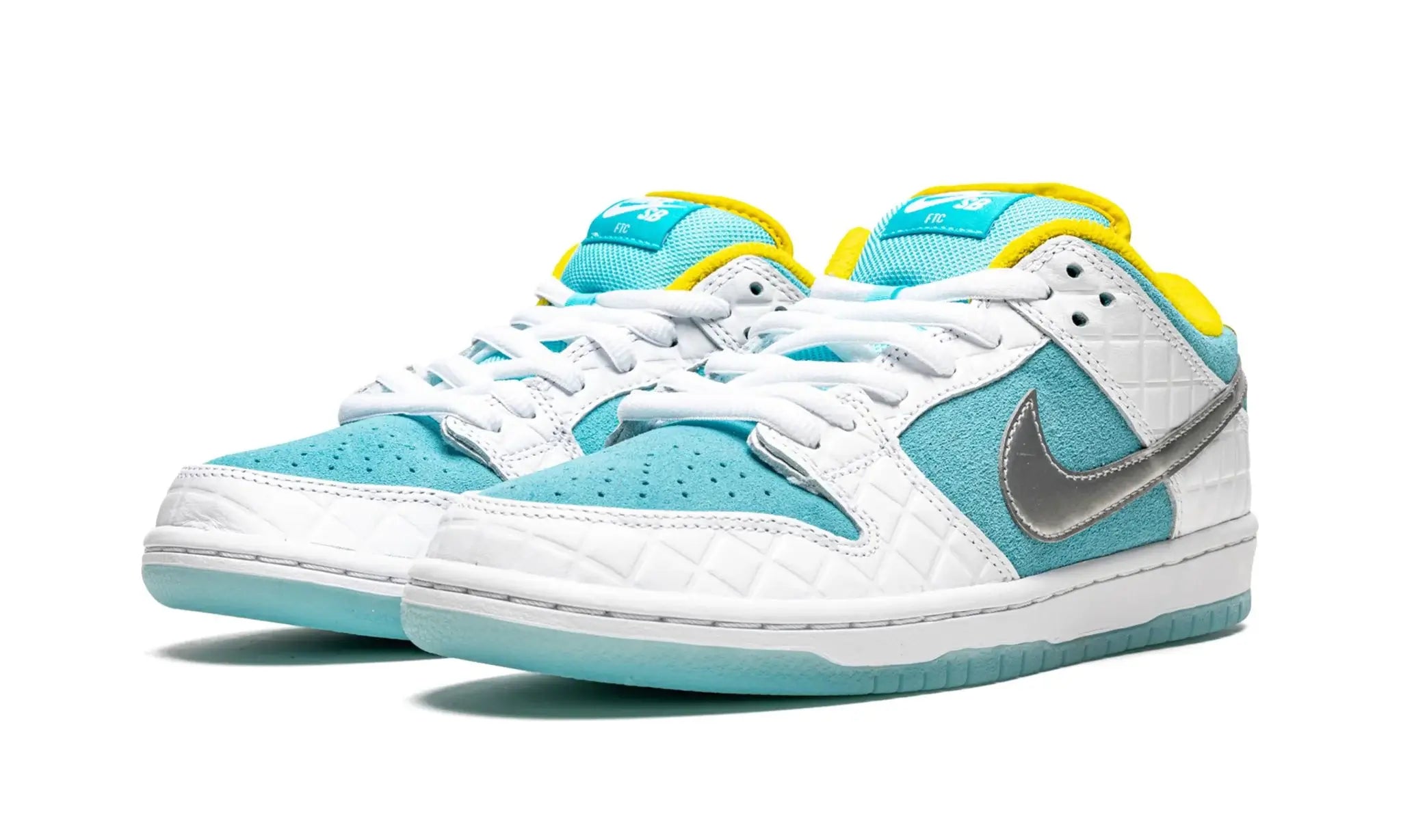 Tênis Nike Dunk Low SB x FTC "Lagoon Pulse" Branco / Azul - DH7687-400